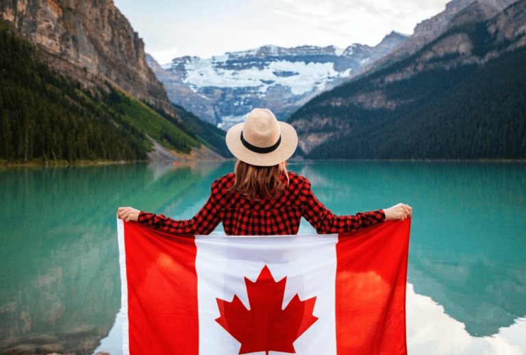 Mujer con bandera de Canada